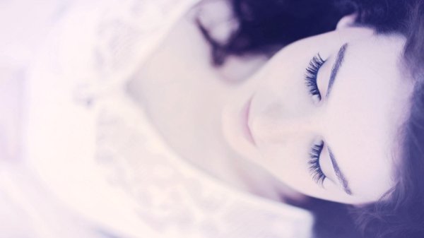 Девушка с закрытыми глазами