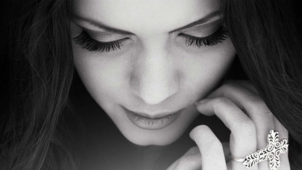 Девушка с закрытыми глазами