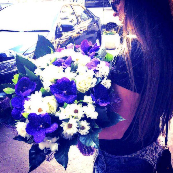 брюнетка с цветами