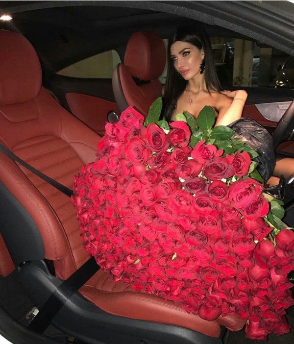 с букетом роз