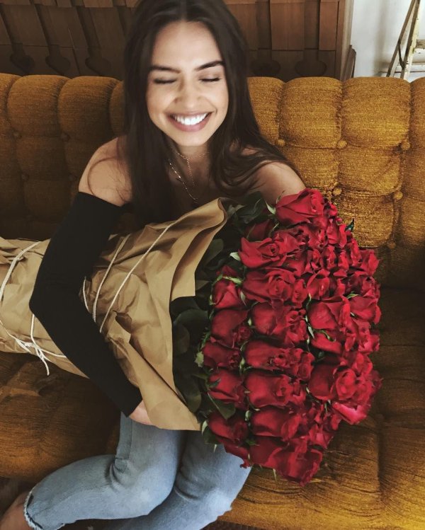брюнетка с розами