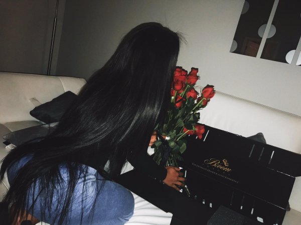 девушка с длинными черными волосами