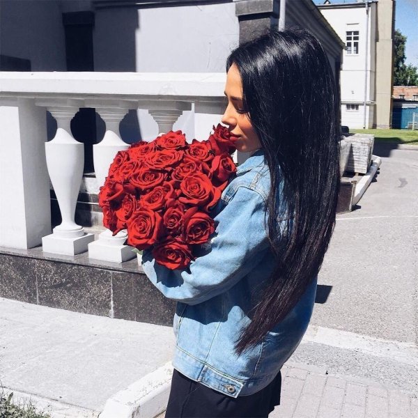 брюнетка с розами