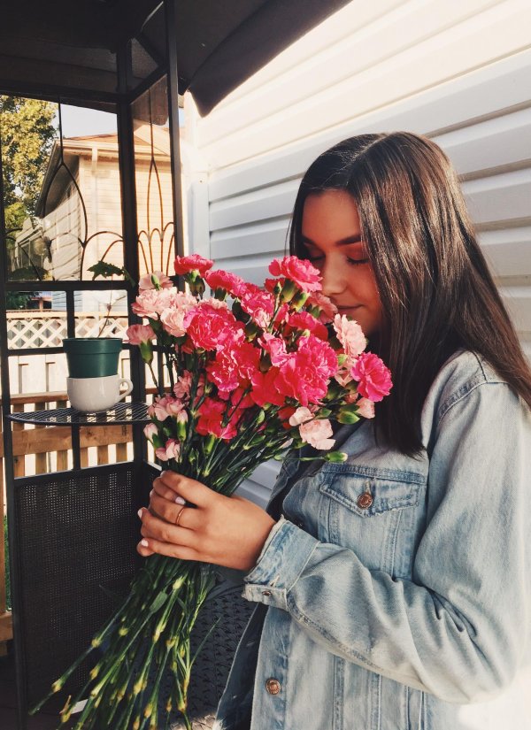 брюнетка с цветами