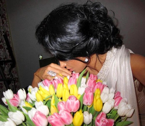 брюнетка с тюльпанами