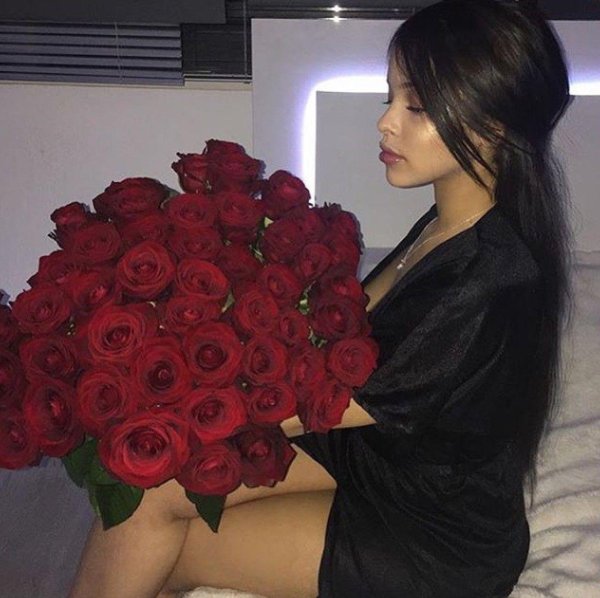 брюнетка с розами