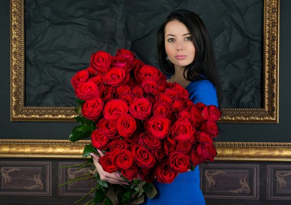 женщина с букетом роз