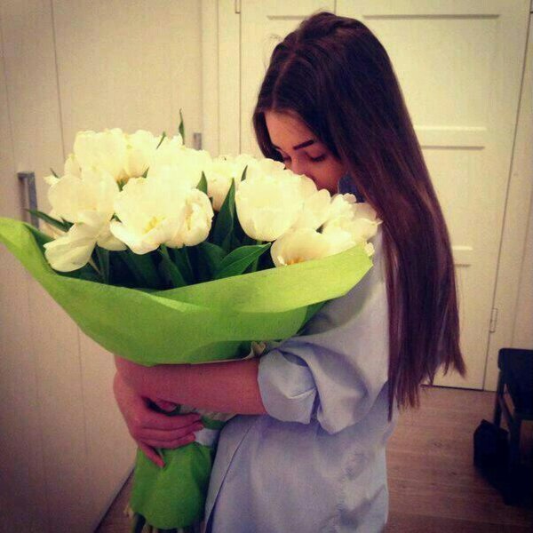 девушка с тюльпанами