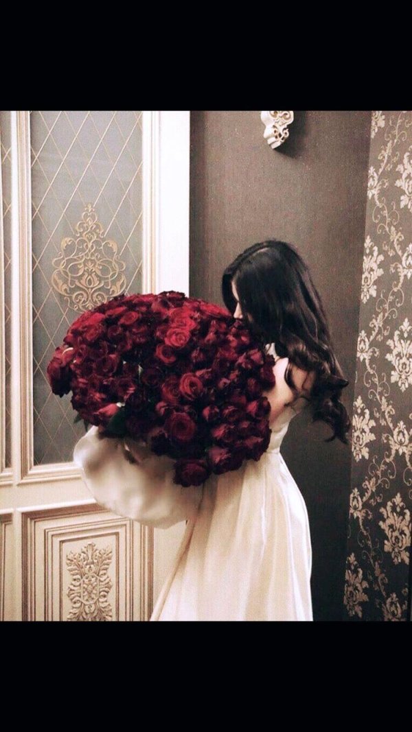 брюнетка с цветами