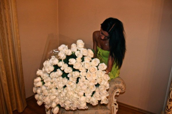 брюнетка с белыми розами