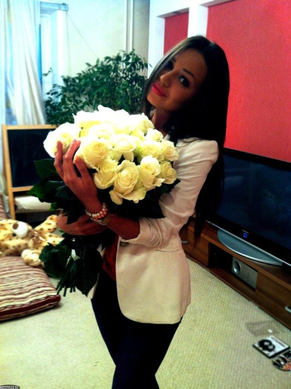 брюнетка с белыми розами