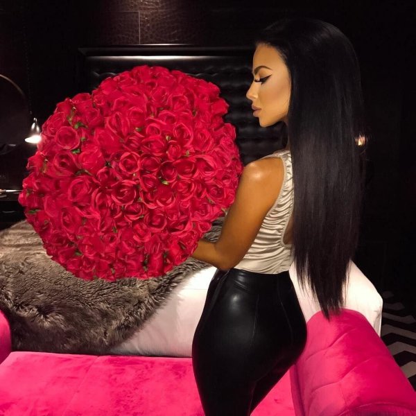 брюнетка с розами