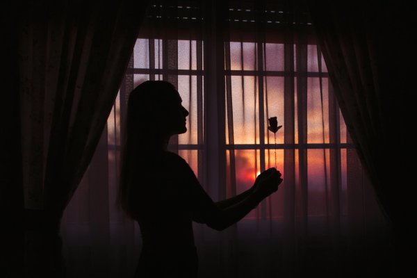 Девушка вечером у окна