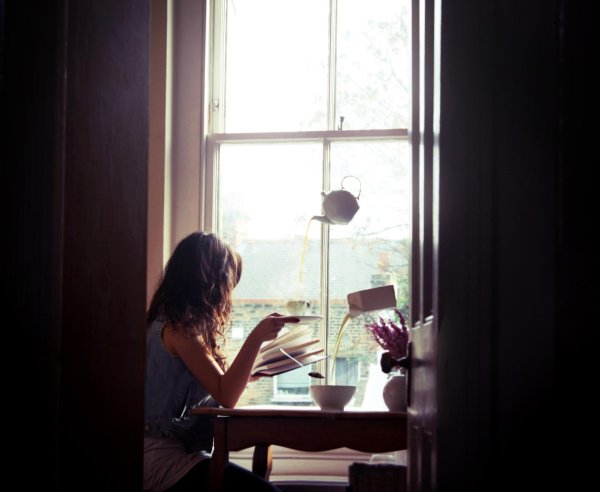 Девушка вечером у окна