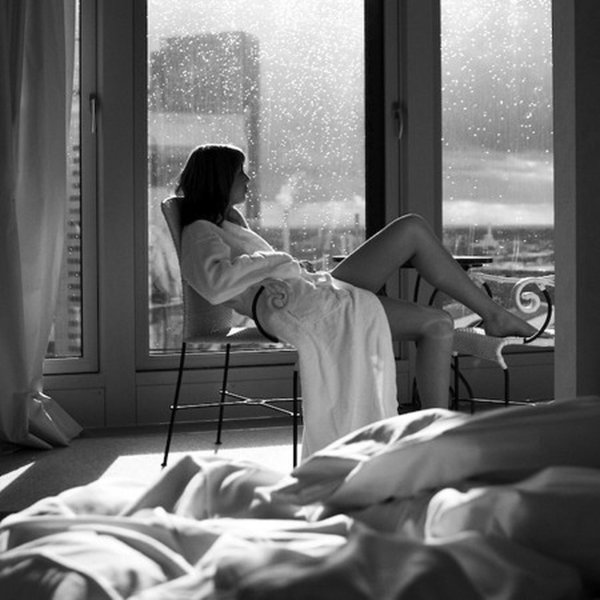 Девушка вечером у окна