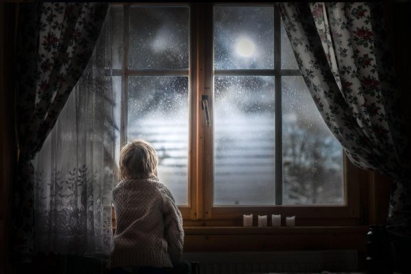 Девушка вечером у окна