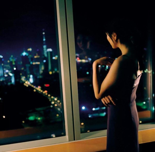 Девушка вечером у окна