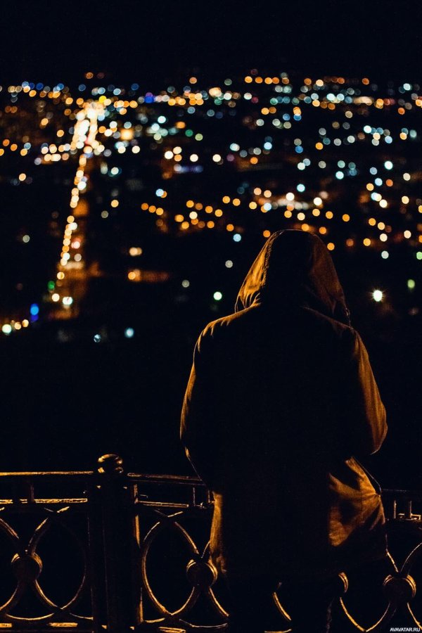 Девушка вечером у окна