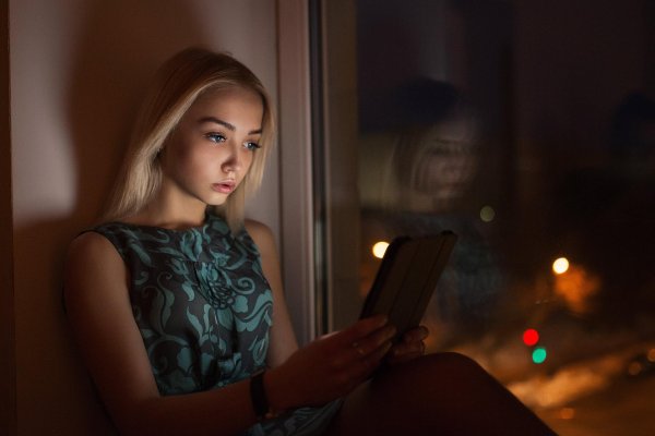 Девушка вечером у окна