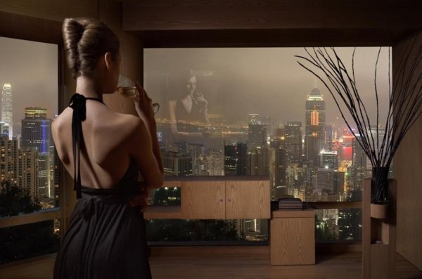 Девушка вечером у окна