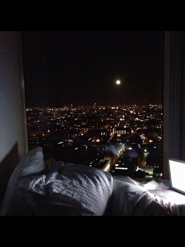 Девушка вечером у окна