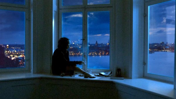 Девушка вечером у окна