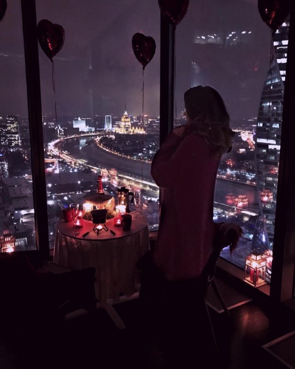 Девушка вечером у окна