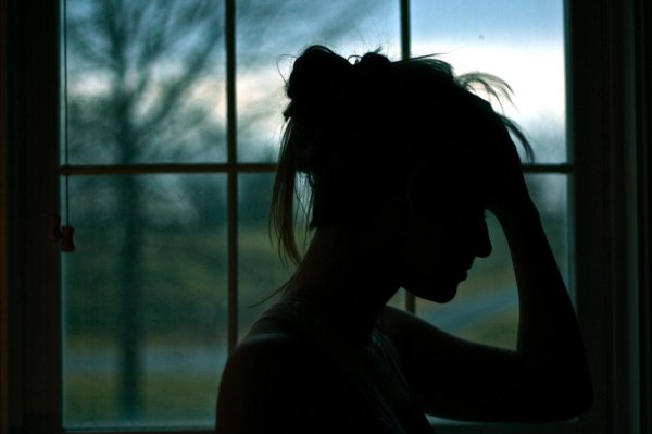 Девушка вечером у окна