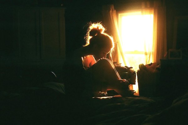 Девушка вечером у окна