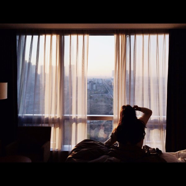 Девушка вечером у окна