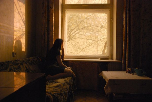 Девушка вечером у окна