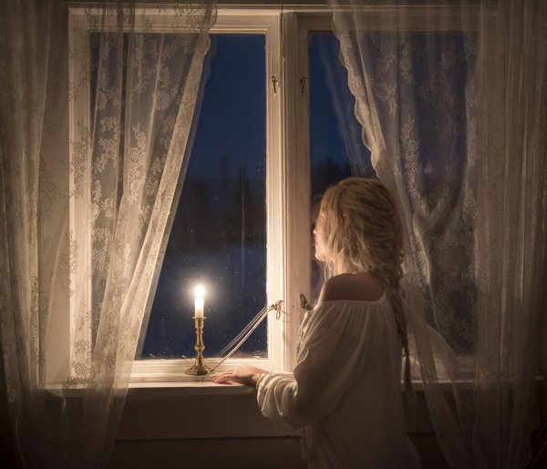Девушка вечером у окна