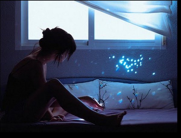 Девушка вечером у окна