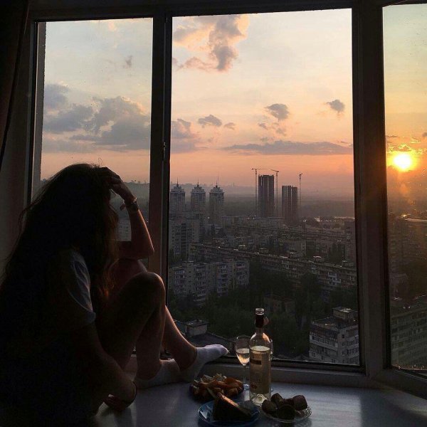 Девушка вечером у окна