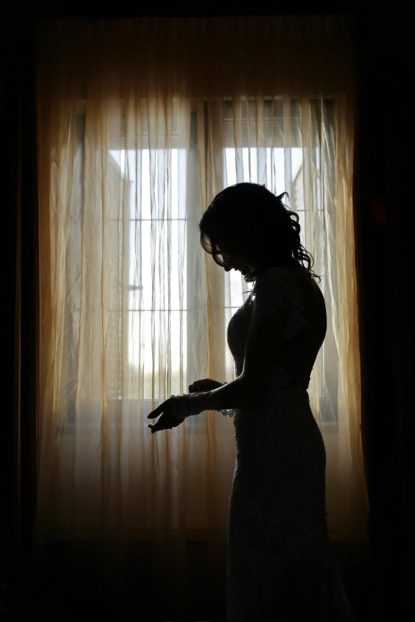 Девушка вечером у окна