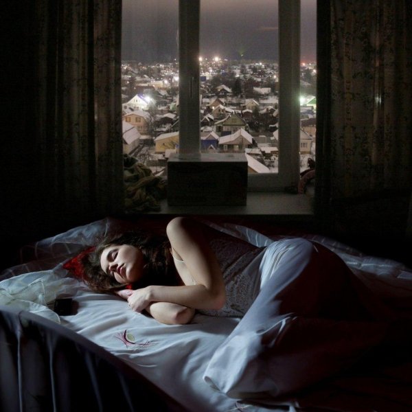 Девушка вечером у окна