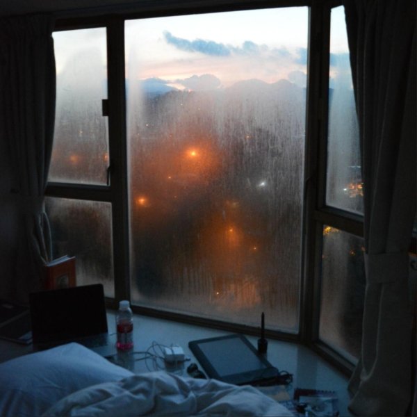 Девушка вечером у окна