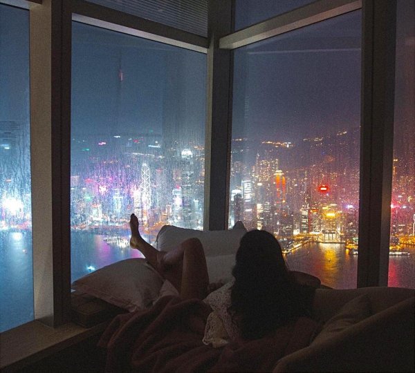 Девушка вечером у окна