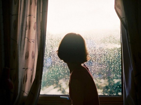 Девушка вечером у окна