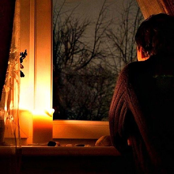 Девушка вечером у окна