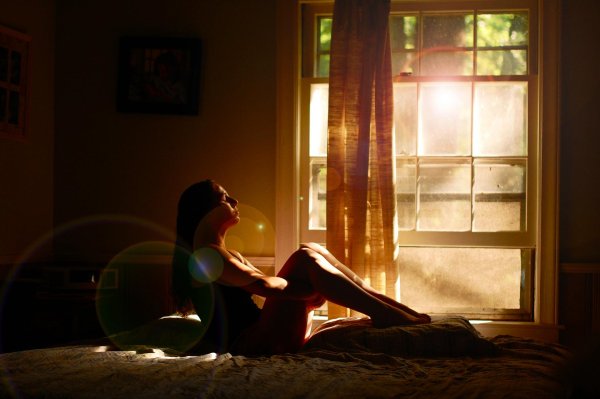 Девушка вечером у окна