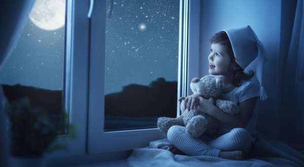 Девушка вечером у окна