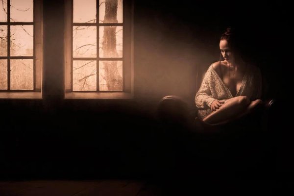 Девушка вечером у окна