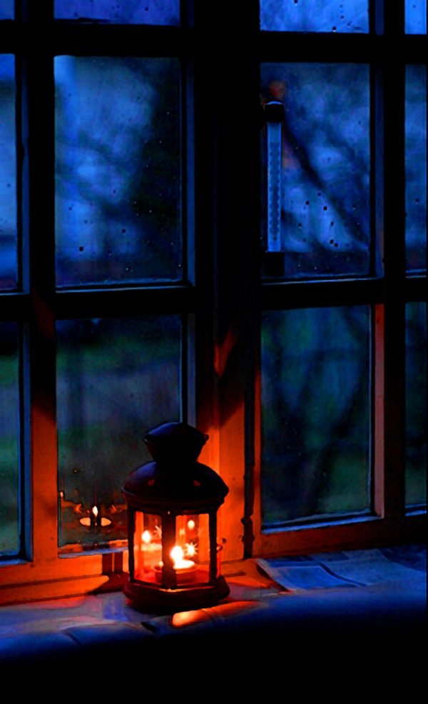 Девушка вечером у окна