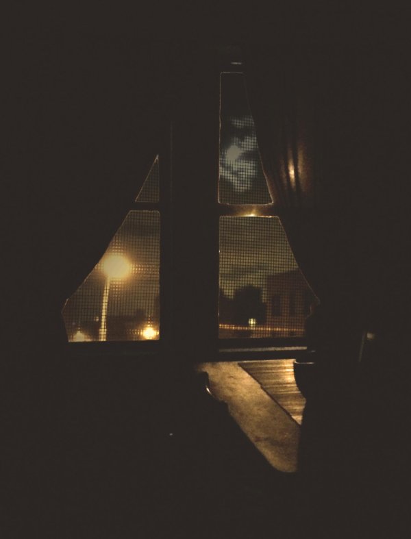 Девушка вечером у окна