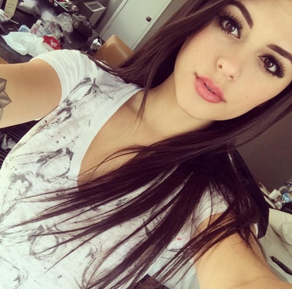 На аву с девушками брюнетками