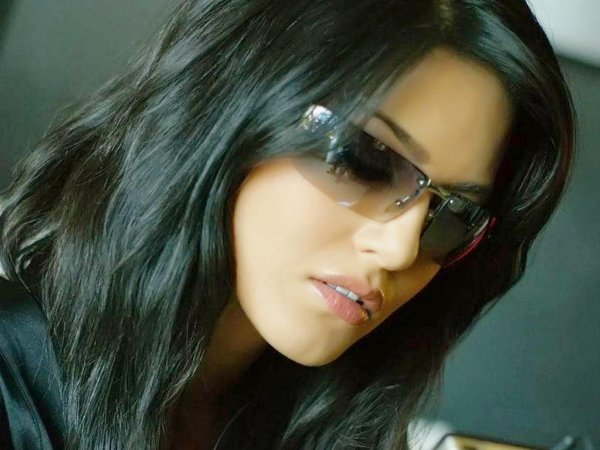 На аву с девушками брюнетками