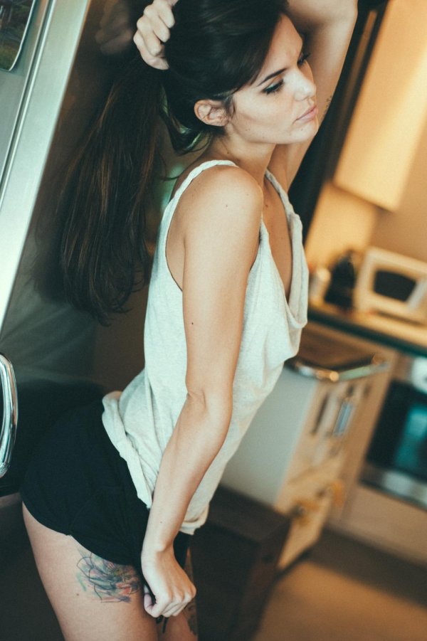 На аву с девушками брюнетками