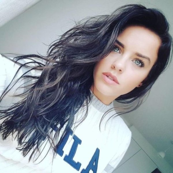 На аву с девушками брюнетками