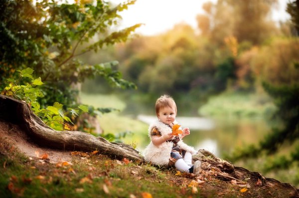 Девушка на природе с ребенком